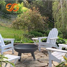 Korten yog'ochni yondiradigan o'choqli hovlida pishirish panjarasi mavjud