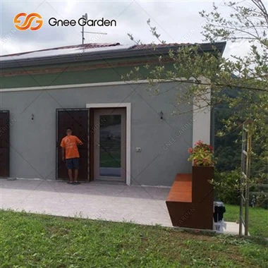 Bog'dagi Corten po'latdan yasalgan skameyka